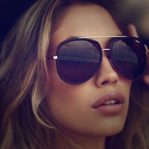 Quay “Needing Fame” sunglasses aviator black gold